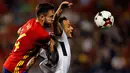 Pemain timnas Spanyol, Saul Niguez berebut bola dengan pemain Albania, Ergys Kace dalam laga Grup G Kualifikasi Piala Dunia 2018 kontra Albania di Stadion Jose Rico Perez, Jumat (6/10). Spanyol lolos ke putaran final Piala Dunia 2018. (AP/Alberto Saiz)