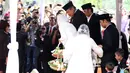 Presiden ke-6 RI Susilo Bambang Yudhoyono (tengah) beserta anak dan menantunya menabur bunga di atas pusara Ani Yudhoyono di TMP Kalibata, Jakarta, Minggu (2/6/2019). Ani Yudhoyono meninggal di National University Hospital Singapura pada 1 Juni 2019. (Liputan6.com/JohanTallo)