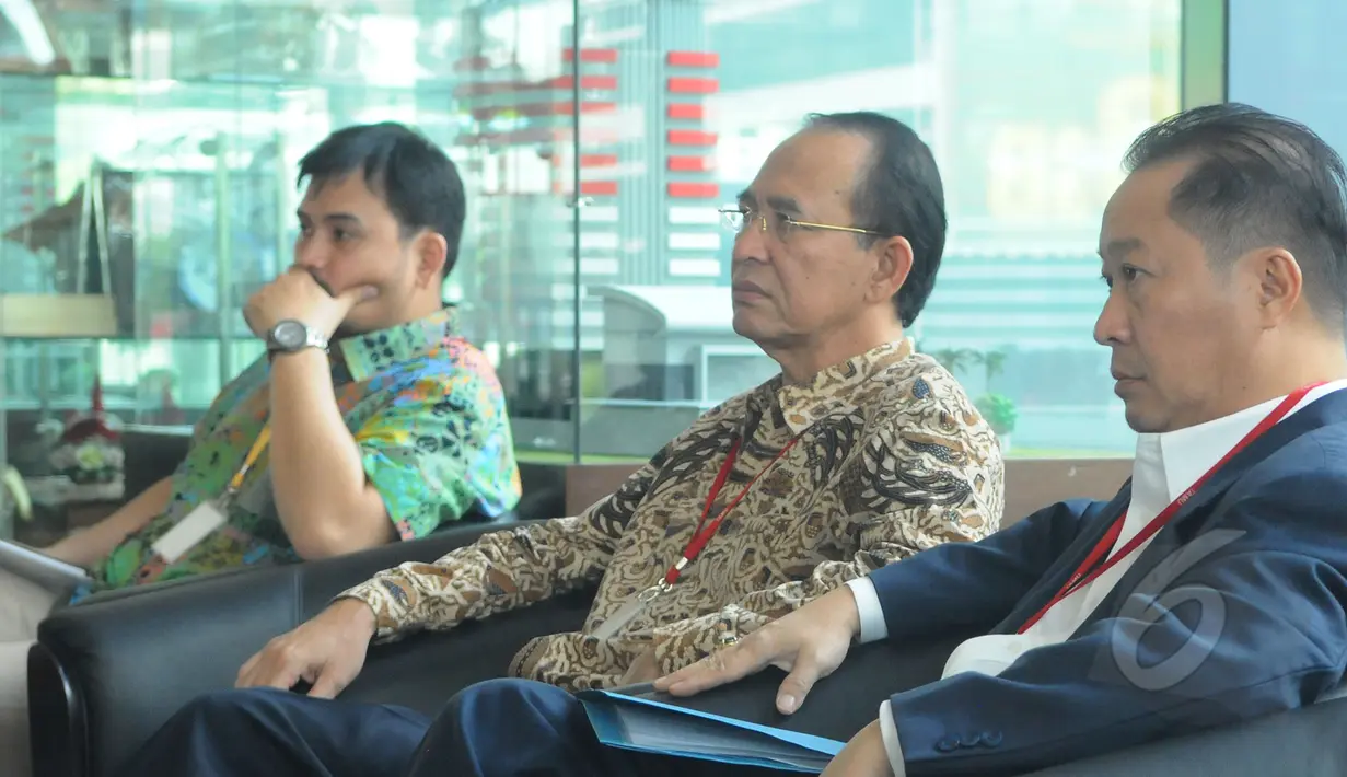 Mantan Menag Suryadharma Ali atau SDA (tengah) berada di ruang tunggu Gedung KPK, Jakarta, Jumat (10/4/2015). SDA akan diperiksa sebagai tersangka kasus dugaan korupsi penyelenggaraan haji di Kementerian Agama 2012-2013. (Liputan6.com/Herman Zakharia) 