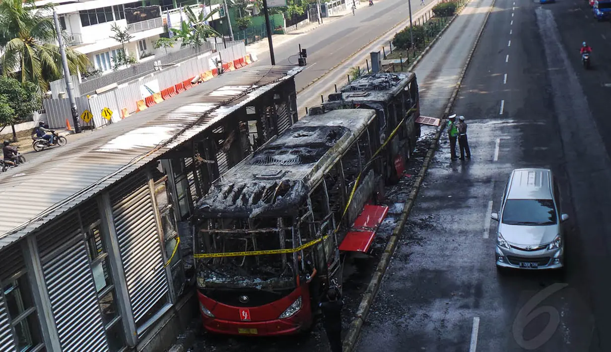 Selain menghanguskan badan bus, api juga menghanguskan sebagian bangunan halte Masjid Agung Al-Azhar, Jakarta, Kamis (28/8/14). (Liputan6.com/Faizal Fanani)