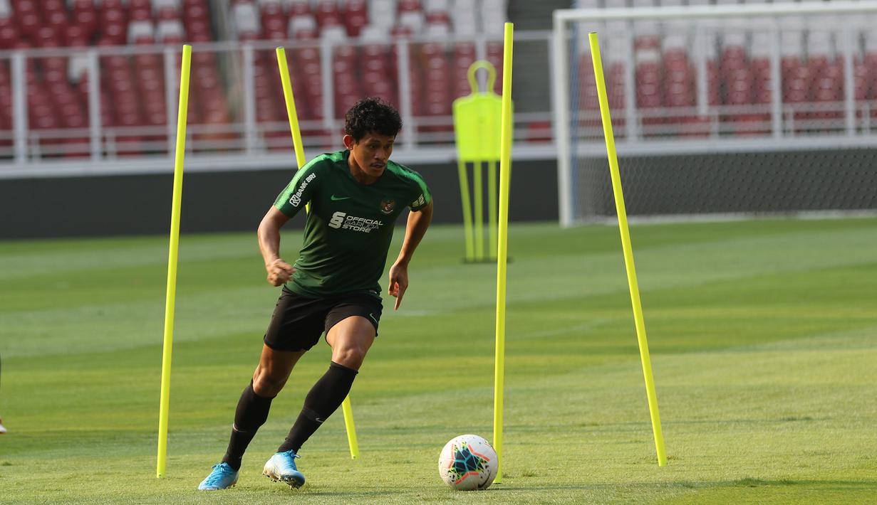 Pemain Timnas Indonesia, Rizky Pellu, saat latihan jelang laga kualifikasi Piala Dunia 2022 di SUGBK, Jakarta, Minggu (8/9). Indonesia akan berhadapan dengan Thailand. (Bola.com/M Iqbal Ichsan)