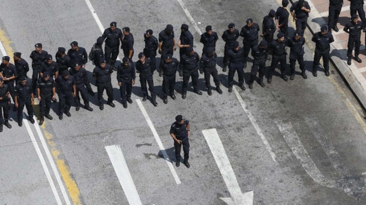 Ribuan warga Malaysia turun ke jalan tuntut Najib Razak mundur