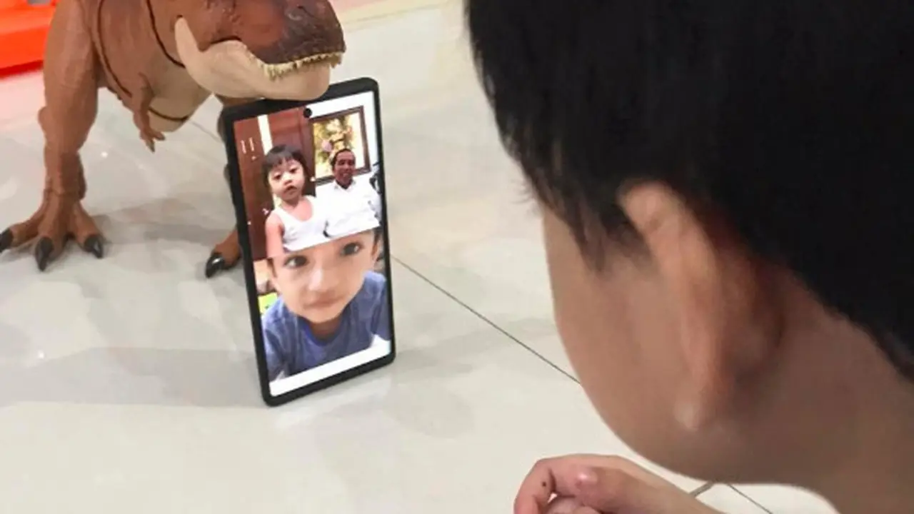 Jokowi Video call dengan Jan Ethes dan Sedah Mirah