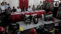 Menkeu Sri Mulyani (keempat kiri), Menhub Budi Karya Sumadi, Jaksa Agung ST Burhanudin, Kapolri Jenderal Idham Azis, Dirjen Bea Cukai Heru Pambudi memberi keterangan terkait kasus penyelundupan mobil dan motor mewah, Terminal Petikemas Koja, Jakarta, Selasa (17/12/2019). (merdeka.com/Iqbal Nugroho)