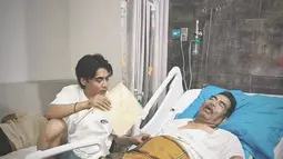 Sang Ayah Sakit, Charly Van Houten Setia Temani dan Rawat di Rumah Sakit
