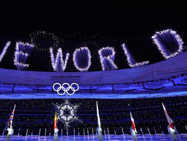 Kembang api meledak saat upacara penutupan Olimpiade Musim Dingin 2022, di Stadion Nasional, Beijing, China, Minggu (20/2/2022). Penutupan Olimpiade Musim Dingin 2022 dihadiri Presiden China, Xi Jinping. (AP Photo/Natacha Pisarenko)