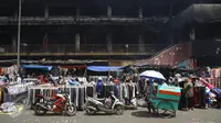 Aktivitas pedagang di kawasan Pasar Senen, Jakarta, Senin (23/1). Pascakebakaran beberapa hari lalu, para pedagang terpaksa berjualan di luar gedung, meskipun menutup jalan dan mengganggu arus lalu lintas. (Liputan6.com/Immanuel Antonius)
