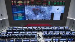 Para personel teknis bekerja di Beijing Aerospace Control Center, ibu kota China, pada 1 Desember 2020. Wahana antariksa Chang'e-5 China berhasil mendarat di sisi dekat Bulan pada Selasa (1/12) tengah malam dan mengirimkan kembali gambar ke Bumi. (Xinhua/CNSA)