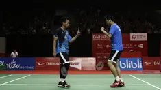 Ganda putra Indonesia, Mohammad Ahsan/Hendra Setiawan, saat menghadapi ganda Chinese Taipei, Lee Yang/Wang Chi Lin, pada laga Indonesia Masters 2020 di Istora Senayan, Jakarta, Jumat (17/1). Ahsan/Hendra menang 9-21, 21-15, dan 21-19. (Bola.com/Yoppy Renato)