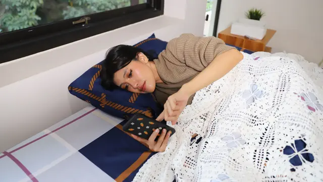 wanita januari menjaga jarak