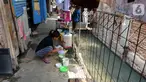 Warga mencuci peralatan dapur di belakang rumahnya yang berada di Gang Sekretaris, RT 015/RW 007 Tanjung Duren Utara, Jakarta Barat , Selasa (8/10/2019). Warga di kawasan tersebut tidak memiliki septic tank sehingga hajat yang dibuang langsung mengalir ke kali. (Liputan6.com/Herman Zakharia)