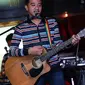 Roby Satria. Gitaris grup band Geisha ini ditangkap pada 20 November 2015 oleh tim buser Polsek Kuta Utara, Bali karena membawa narkoba jenis ganja. Ia pun diputuskan untuk menjalani rehabilitasi. (Wimbarsana/Bintang.com)