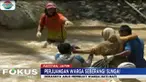Derasnya arus sungai, membuat mereka harus berjuang agar tidak terseret arus.