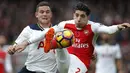 Aksi Pemain Arsenal, Héctor Bellerín Moruno (kanan) berebut bola dengan pemain Tottenham, Vincent Janssen pada lanjutan Premier League 2016-2017 di Emirates Stadium, London (6/11/2016).  (Action Images via Reuters/Andrew Couldridge)