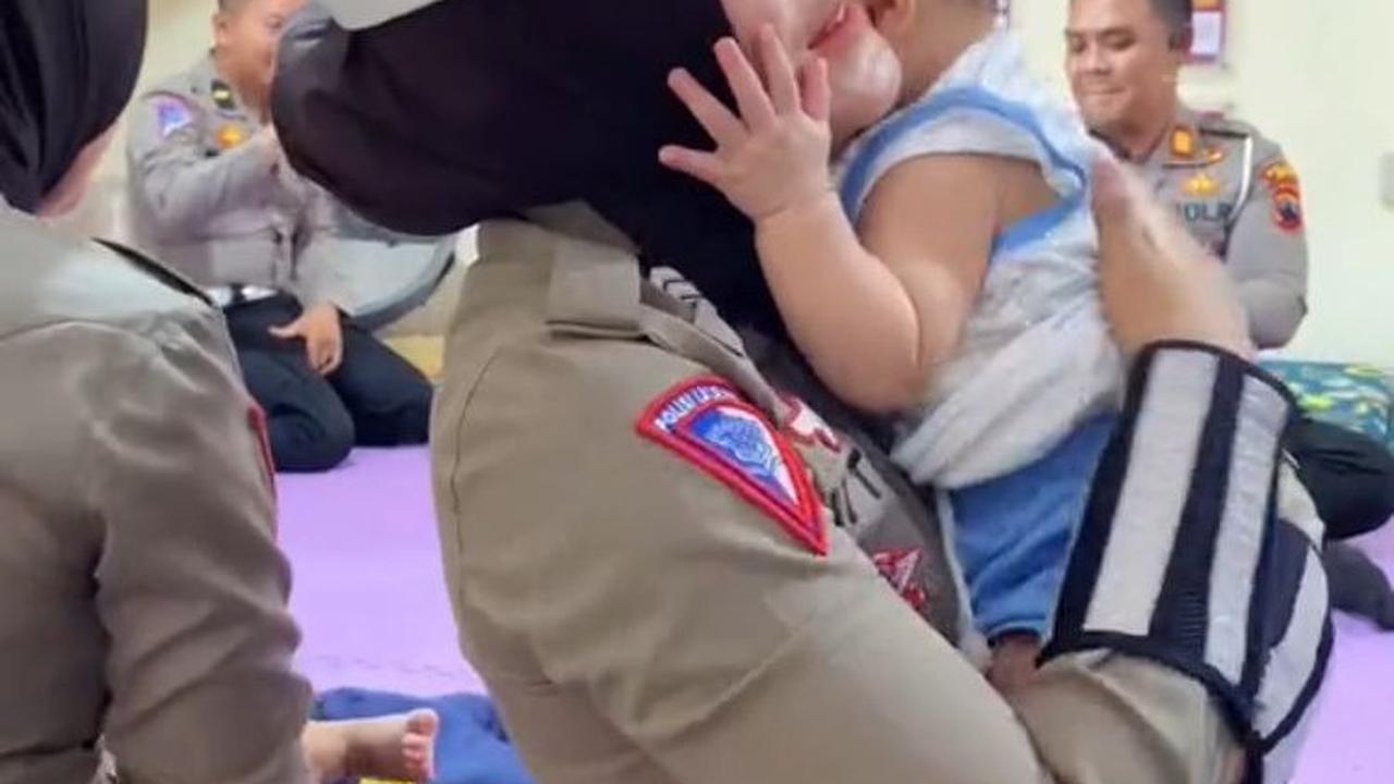 Viral momen polwan kunjungi panti asuhan balita di Semarang, penuh haru.
