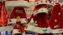 Topi Sinterklas untuk perayaan Natal dijual di Pasar Asemka, Jakarta,Kamis (13/12). Jelang perayaan Natal, sejumlah toko di kawasan tersebut mulai ramai dikunjungi pembeli. (Merdeka.com/Imam Buhori)