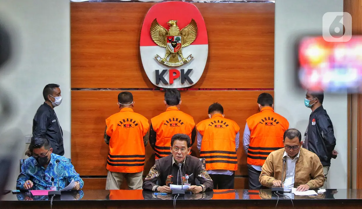 Wakil Ketua KPK Johanis Tanak memberikan keterangan pers terkait penahanan 10 orang anggota DPRD Provinsi Jambi periode 2014-2019 di Gedung Merah Putih KPK, Jakarta, Selasa (10/1/2023). Penyidik KPK melakukan penahanan terhadap 10 orang tersangka kasus suap 'ketok palu' pengesahan RAPBD Provinsi Jambi tahun 2017. (Liputan6.com/Angga Yuniar)
