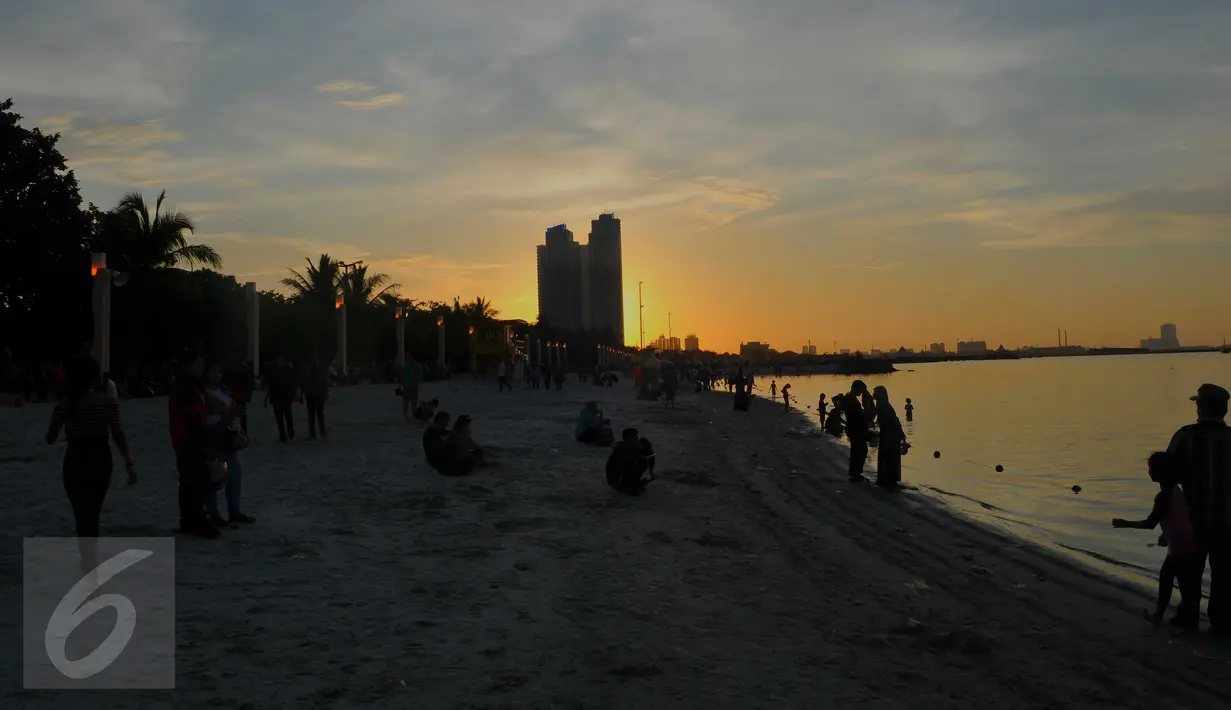 Suasana keramaian pengunjung padati pantai Ancol, Jakarta, (31/12). Pemprov DKI Jakarta menyarankan untuk warga Jakarta yang ingin merayakan malam pergantian tahun di pusatkan di Pantai Ancol. (Liputan6.com/Gempur M Surya)