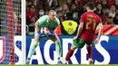 Penjaga gawang Serbia Predrag Rajkovic (kiri) melakukan penyelamatan di depan pemain Portugal Diogo Jota pada pertandingan kualifikasi Grup A Piala Dunia 2022 di Stadion Luz, Lisbon, 14 November 2021. Serbia menang 2-1. (AP Photo/Armando Franca)