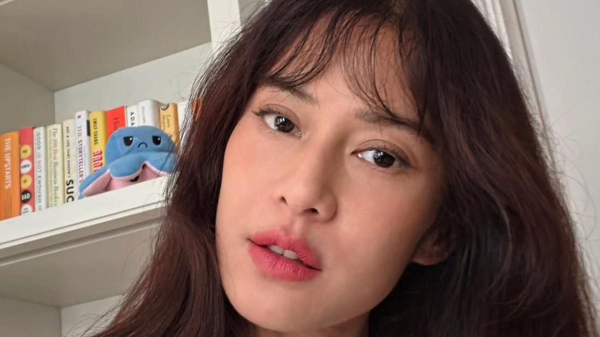 Dian Sastrowardoyo Pamer Gaya Rambut Baru dengan Poni Depan Tampil Fresh dan Awet Muda