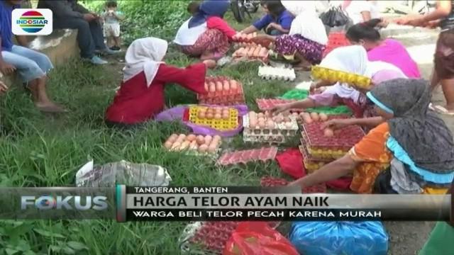 Warga di Cisauk, Tangerang, rela antre untuk beli telur ayam pecah seharga Rp 18 ribu per kilogram, lantaran harga telur di pasaran mahal.