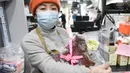 Liu memperlihatkan daging yang dikirim oleh teman-temannya untuk para petugas medis di Wuhan, Provinsi Hubei, China, Rabu (26/2/2020). Selain mengirimkan makanan, Liu juga mengumpulkan dan menyalurkan barang-barang donasi lainnya ke berbagai rumah sakit di Wuhan. (Xinhua/Cheng Min)