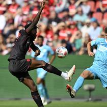 Bek Bayer Leverkusen asal Burkina Faso #12, Edmond Tapsoba, dan penyerang Hoffenheim asal Jerman #11, Fisnik Asllani, berebut bola dalam pertandingan divisi satu Bundesliga Jerman antara Bayer 04 Leverkusen dan TSG 1899 Hoffenheim di Leverkusen, Jerman Barat, pada 23 Agustus 2025. (INA FASSBENDER/AFP)