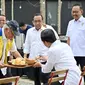 Menteri Pekerjaan Umum dan Perumahan Rakayt (PUPR) Basuki Hadimuljono membawakan sarapan pagi untuk Presiden Jokowi saat memantau pengerjaan proyek Ibu Kota Negara Nusantara (IKN). (Istimewa)