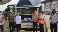 Kakorlantas Polri Irjen Pol Istiono dan Direktur Jenderal Perhubungan Darat Kemenhub RI Budi Setiyadi meninjau pelaksanaan operasional bus umum di Terminal Terpadu Pulogebang, Jakarta Timur, Sabtu (9/5/2020). (Ist)