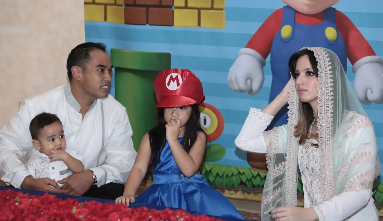 Selain itu Nia dan Ardi juga melantunkan doa agar di kemudian hari Mainaka tumbuh menjadi anak yang berbakti kepada kedua orangtuanya. (Nurwahyunan/Bintang.com)