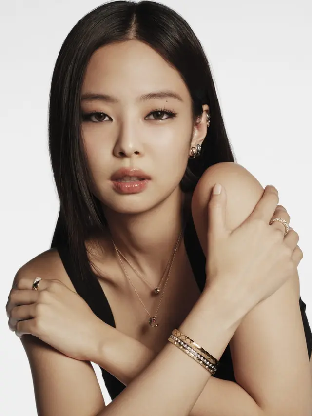 Pesona Human Chanel Jennie BLACKPINK Bintangi Kampanye Coco Crush, Tampil Memikat dengan Bralette dan Perhiasan Mewah