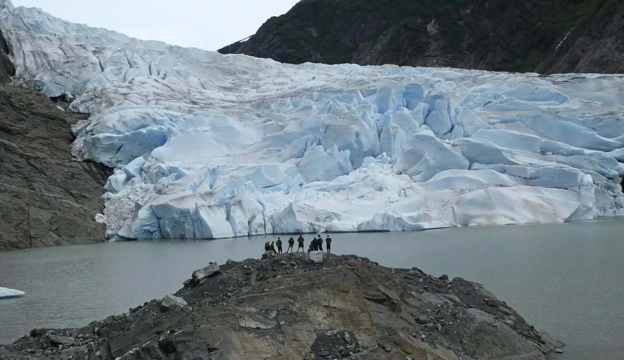 Begitu banyak yang datang untuk melihat gletser dan keajaiban Juneau lainnya sehingga perhatian langsung kota ini adalah bagaimana mengelola semuanya karena jumlah rekor diharapkan tahun ini.  (AP Photo/Becky Bohrer)