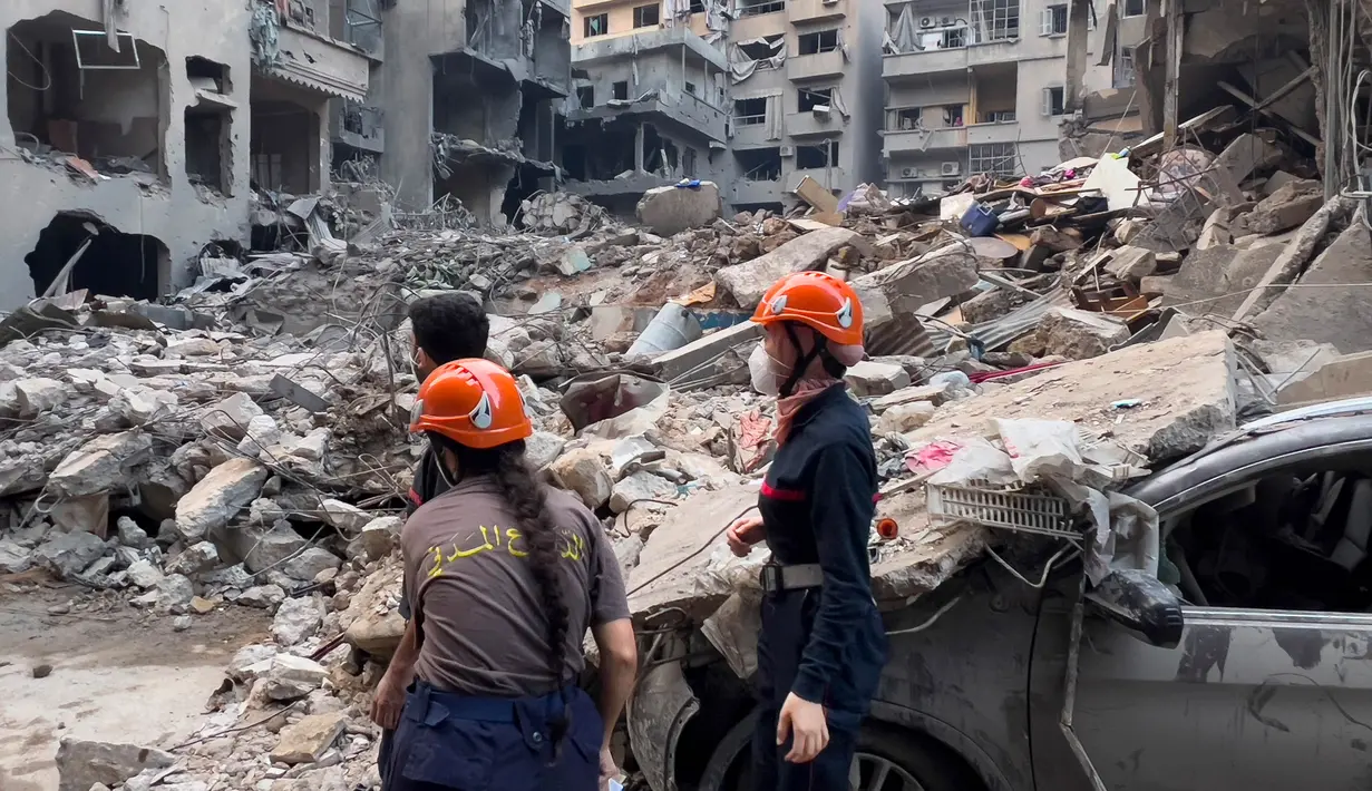 Saat ini, sedikitnya 1.323 orang tewas dan lebih dari 3.700 lainnya luka-luka akibat agresi militer Israel di Lebanon sejak 23 September 2024 lalu. (AP Photo/Hussein Malla)