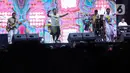 Kahitna sukses membuat para penonton berkaraoke bersama sepanjang penampilannya lewat lagu-lagu hits mereka. (Liputan6.com/Johan Tallo)
