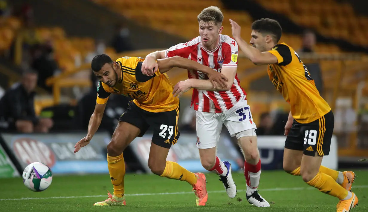 Gelandang Wolves, Romain Saiss, berebut bola dengan bek Stoke City, Nathan Collins, pada laga kompetisi Piala Inggris di Malineaux Stadium, Jumat (18/9/2020) dini hari WIB. Wolves kalah 0-1 oleh Stoke City. (AFP/Nick Potts/pool)