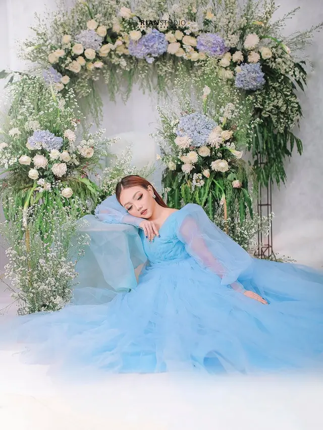 Gaya Pemotretan Syahiba Saufa dengan Gaun Biru Muda, Bak Cinderella. (Sumber: Instagram/riandypratama.id)