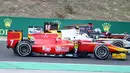 Mobil Rio Haryanto diapit dua mobil pebalap GP2. (Bola.com/Reza Khomaini)