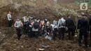 Tim SAR gabungan melakukan pencarian korban gempa Cianjur di jalur kawasan Cugenang yang longsor, Kabupaten Cianjur, Jawa Barat, Selasa (22/11/2022). Kawasan Cugenang merupakan daerah paling parah terdampak atas gempa yang mengguncang Cianjur dan sekitarnya. (Liputan6.com/Helmi Fithriansyah)