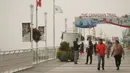 Sejumlah orang berjalan di pelabuhan yang diselimuti kabut asap tebal, Vancouver, British Columbia, Kanada, 13 September 2020. Kabut asap kebakaran hutan AS yang terus tertiup ke Vancouver menyebabkan kota tersebut masuk dalam lima kota dengan kualitas udara terburuk di dunia. (Xinhua/Liang Sen)