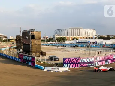 Sejumlah pembalap mengikuti Free Practice 1 (FP1) Formula E World Championship di Jakarta International ePrix Circuit, Ancol, Jumat (20/6/2025). (Liputan6.com/Herman Zakharia)