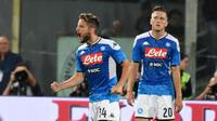Penyerang Napoli Dries Mertens (kiri) merayakan golnya ke gawang Fiorentina pada laga perdana Liga Italia 2019-2020 di Stadio Artemio Franchi, Minggu (25/8/2019) dini hari WIB.. Napoli menang 4-3. (Claudio Giovannini/ANSA via AP)