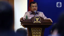 Mantan Wapres Jusuf Kalla menyampaikan pemaparan dalam acara Semiloka Nasional di Jakarta, Kamis (12/12/2019). Kegiatan yang diadakan oleh Komnas HAM itu bertajuk Refleksi Implementasi Mediasi di Indonesia. (Liputan6.com/Johan Tallo)