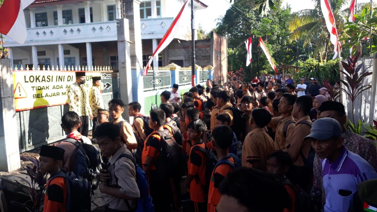 Akibat penyegelan sekolah, ratusan siswa Mts dan MA Darul Huda Wongsorejo Banyuwangi terlantar (Istimewa)