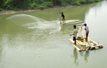 Berkah kemarau bagi pencari ikan di Sungai Cisadane