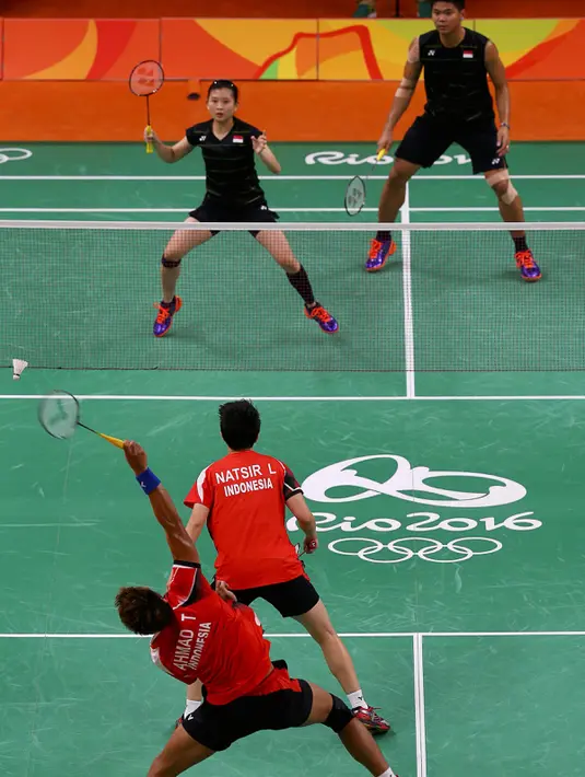 Pertarungan ganda terbaik Indonesia antara Tontowi Ahmad/Liliyana Natsir Praveen Jordan/Debby Susanto di perempat final Bulutangkis Olimpiade Rio 2016, Senin (15/8). Tontowi Ahmad/Liliyana Natsir  keluar sebagai pemenang. (REUTERS)