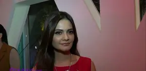 Cut Tari menghadiri Jakarta Fashion Week 2016 menggunakan gaun berwarna merah. Dipertanyakan tentang keseriusan hubungannya dengan Richard Kevin, Cut Tari masih enggan bercerita tentang asmaranya.