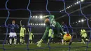 Pemain Everton, Ramiro Funes Mori (kiri) mencetak gol ke gawang Manchester CIty yang dijaga Willy Caballero (tengah) pada leg pertama semi-final Piala Liga Inggris di Stadion Goodison Park, Liverpool, Rabu (6/01/2016). (AFP Photo/Paul Ellis)