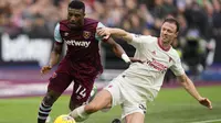 Gelandang West Ham United, Mohammed Kudus, mendapatkan adangan dari bek Manchester United (MU), Jonny Evans, pada laga pekan ke-18 Premier League 2023/2024 yang digelar di London Stadium, Sabtu (23/12/2023) malam WIB. (AP Photo/Kirsty Wigglesworth)