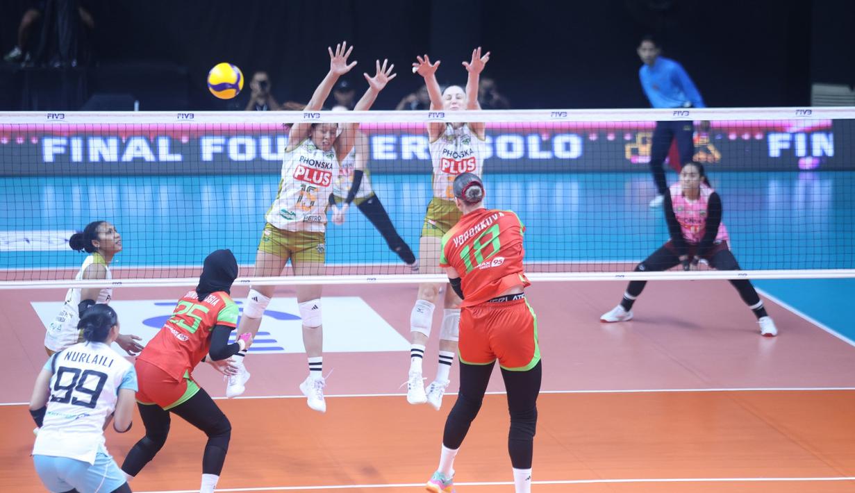 Pemain Asing Jakarta Pertamina Enduro, Irina Voronkova melakukan pukulan kearah pertahanan Gresik Phonska Plus Pupuk Indonesia pada pertandingan yang berlangsung di GOR Sritex Arena Solo, Kamis (9/4/2026). (Dok. PBVSI)