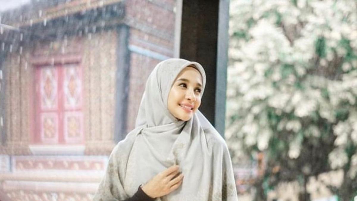 8 Potret Terkini Laudya Cynthia Bella Yang Makin Menawan Dengan Gaya Hijab Syari Photo 